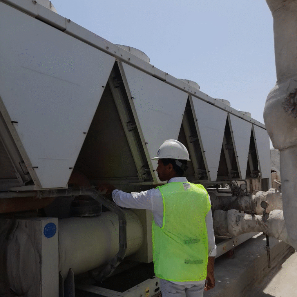 blog ppts HVAC technician inspecting rooftop chiller unit in Dubai - PPTS Engineering